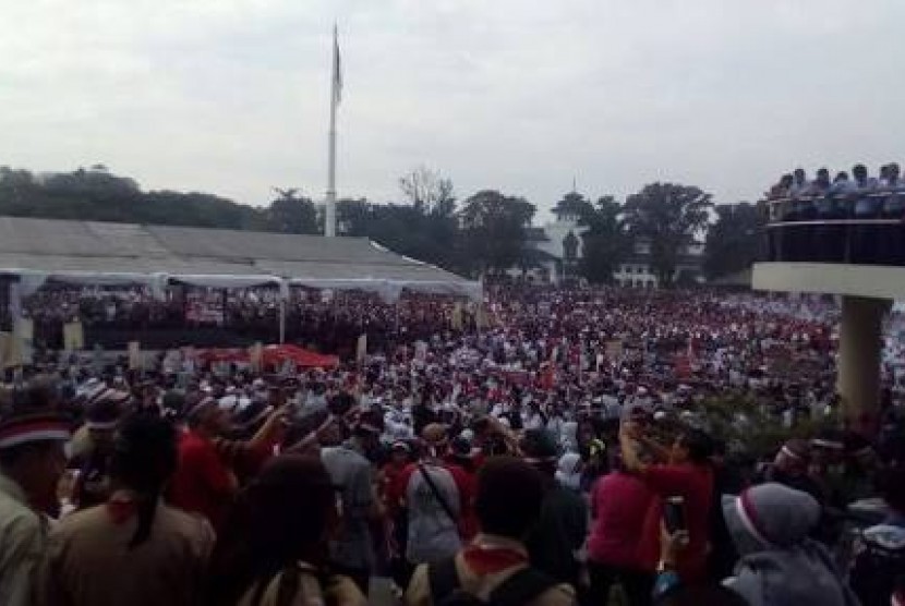 KNPI Jawa Barat ikuti apel Nusantara Bersatu di Lapangan Gasibu, Bandung, Rabu (30/11).