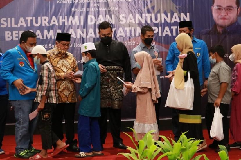 DPP KNPI dan Majlis Belia Malaysia menggelar santunan kepada anak Yatim. Tampak hadir tokoh nasional Akbar Tanjung