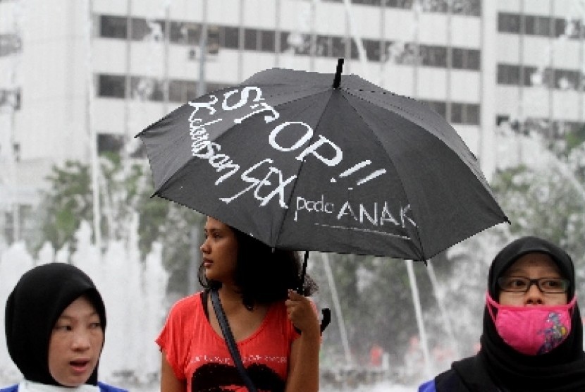  Koalisi Aksi Solidaritas Darurat Nasional Kejahatan Seksual Terhadap Anak melakukan aksi unjuk rasa di Kawasan Bunderan Hotel Indonesia, Jakarta,