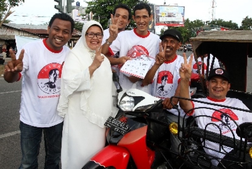 Koalisi Anak Muda dan Relawan Jokowi Aceh mengacungkan salam dua jari.