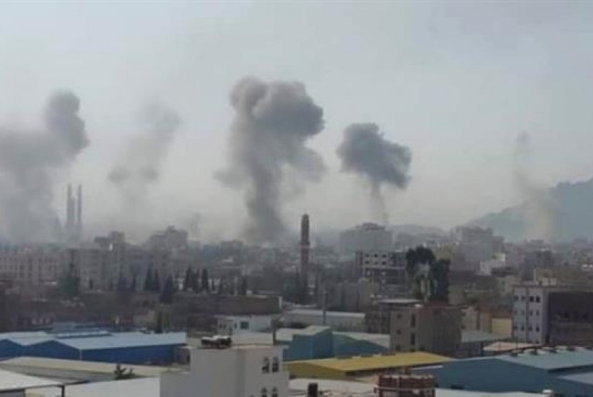 Koalisi Arab Saudi terus menggempur Sanaa, Yaman dari udara menyusul tewasnya puluhan tentara oleh kelompok Houthi, Ahad (6/9).