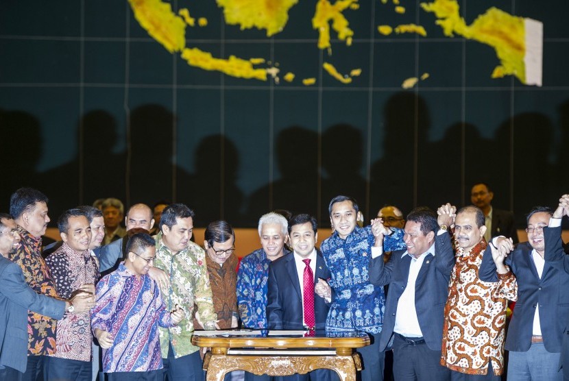 Koalisi Indonesia Hebat dan Koalisi Merah Putih berfoto bersama seusai penandatanganan kesepakatan damai di Kompleks Parlemen, Senayan, Jakarta, Senin (17/11).