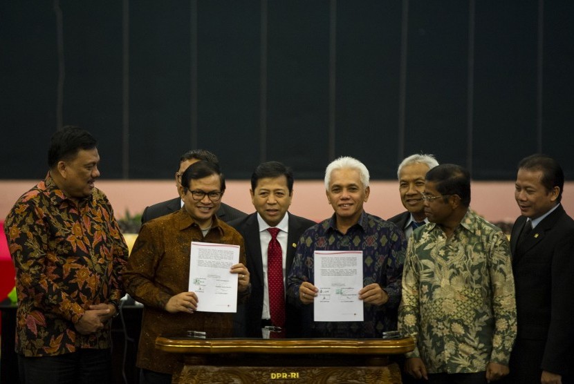 Koalisi Indonesia Hebat (KIH) dan Koalisi Merah Putih (KMP memperlihatkan naskah usai penandatanganan kesepakatan damai di Kompleks Parlemen, Senayan, Jakarta, Senin (17/11). 