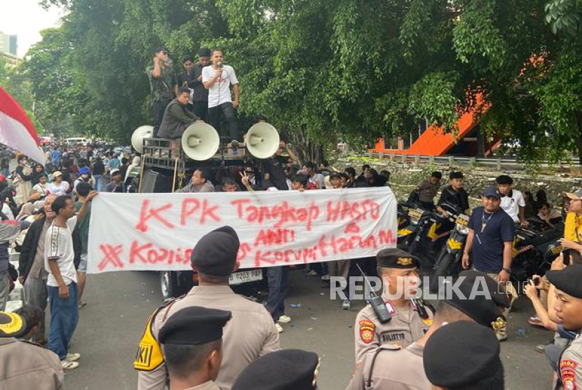 Koalisi Mahasiswa dan Masyarakat Anti Korupsi menggelar aksi demonstrasi  tutut penuntasan kasus Harun Masiku dan Hasto Kristiyanto