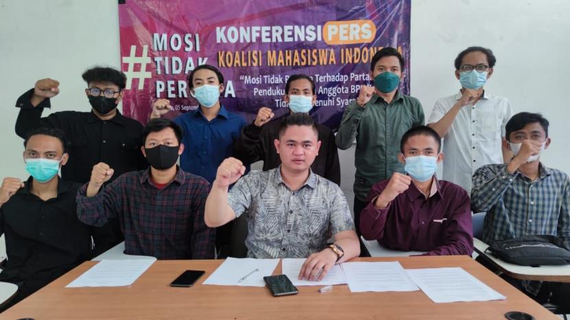 Koalisi Mahasiswa Indonesia (KMI) menyatakan sikap menolak fit and proper test calon anggota BPK karena ada yang tidak memenuhi syarat. 