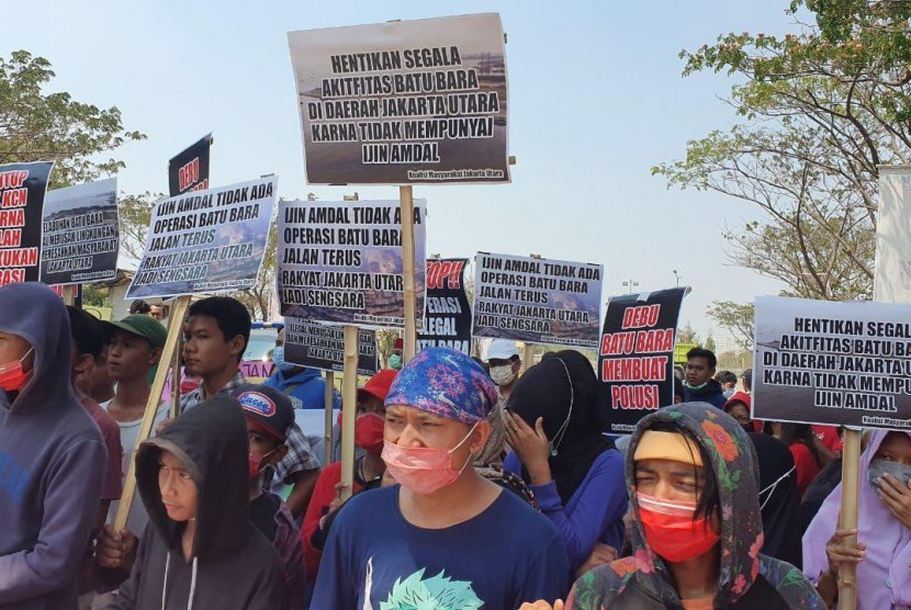 Koalisi Masyarakat Jakarta Utara melakukan aksi demonstrasi di pelabuhan Marunda Jakarta Utara, atas pelanggaran lingkungan dan polusi yang dilakukan oleh PT. KCN, Sabtu (31/8).