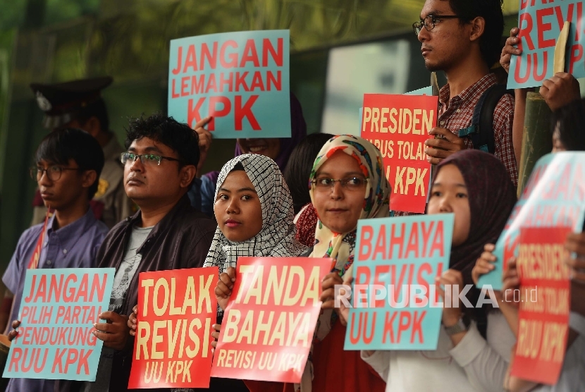 Koalisi Masyarakat Sipil Anti Korupsi melakukan aksi tolak revisi UU KPK di halaman gedung KPK, Jakarta, Selasa (16/2).  (Republika/Raisan Al Farisi)