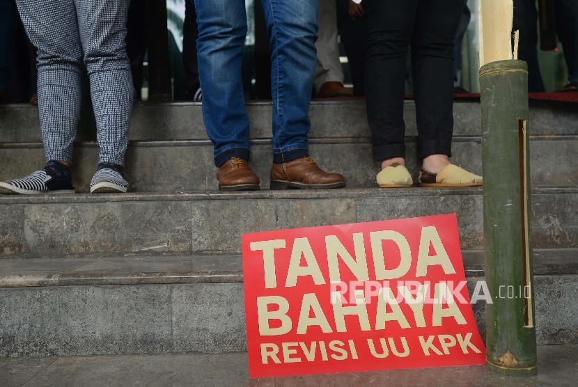 Koalisi Masyarakat Sipil Anti Korupsi melakukan aksi tolak revisi UU KPK di halaman gedung KPK, Jakarta, Selasa (16/2).  (Republika/Raisan Al Farisi)