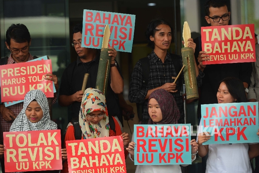  Koalisi Masyarakat Sipil Anti Korupsi memukul pentungan saat aksi tolak revisi UU KPK di halaman gedung KPK, Jakarta, Selasa (16/2). (Republika/Raisan Al Farisi)