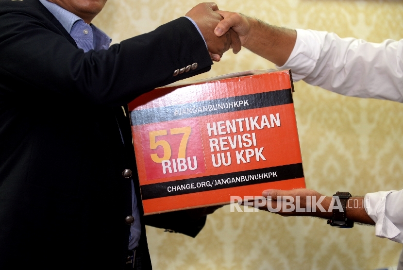Koalisi Masyarakat Sipil Antikorupsi yang diwakili oleh Donal Fariz menyerahkan petisi penolakan revisi UU KPK ke Badan Legislasi DPR yang diterima oleh Ketua Badan Legislasi (Baleg) DPR Supratman Andi Agtas di Komplek Parlemen Senayan, Jakarta, Selasa (9/