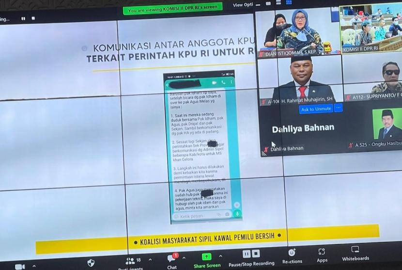 Koalisi Masyarakat Sipil Kawal Pemilu Bersih menampilkan bukti kecurangan KPU ketika menggelar rapat dengar pendapat umum bersama Komisi II DPR di kompleks Parlemen, Senayan, Jakarta Pusat, Rabu (12/1/2023).  