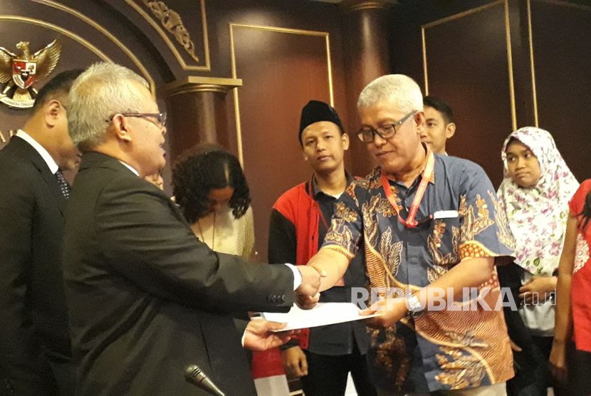 Koalisi Masyarakat Sipil Selamatkan Mahkamah Konstitusi (MK) usai melakukan audiensi dengan MK di Gedung MK, Gambir, Jakarta Pusat, Selasa (6/2).