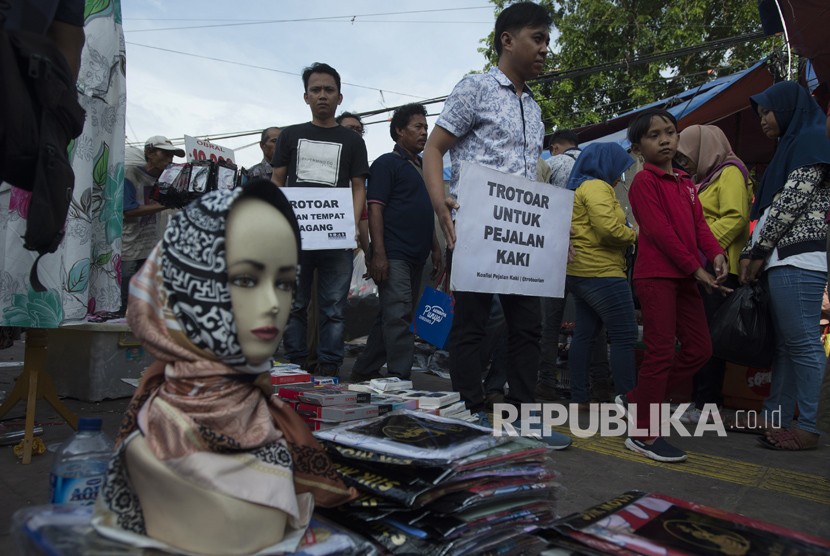 Koalisi Pejalan Kaki melakukan aksi Tamasya Trotoar Tanah Abang Jalan Jati Baru Raya, Jakarta, Jumat (29/12). 