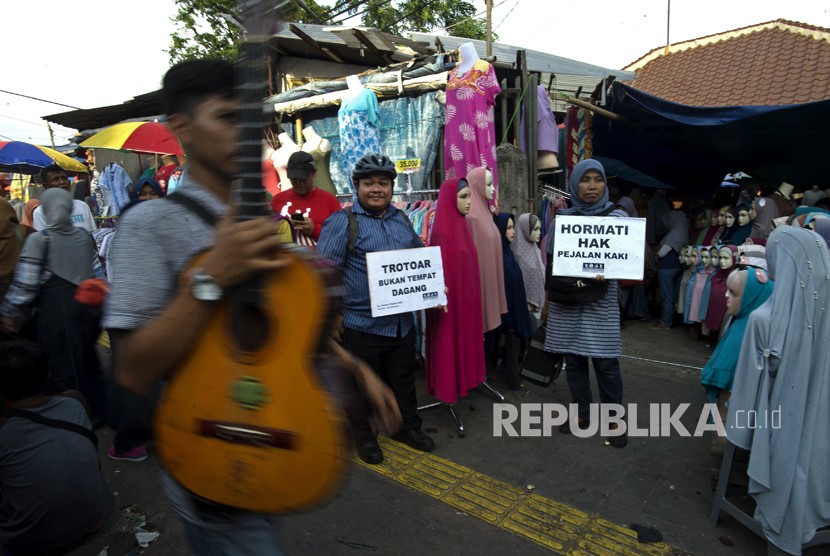 Koalisi Pejalan Kaki melakukan aksi Tamasya Trotoar Tanah Abang Jalan Jati Baru Raya, Jakarta, Jumat (29/12).