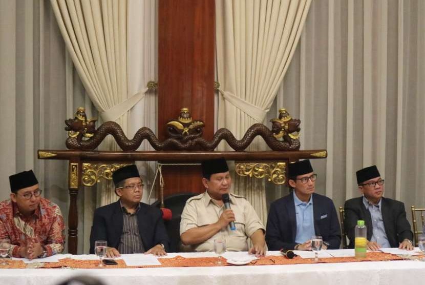 Koalisi pengusung Prabowo - Sandiaga Uno menggelar konferensi pers terkait persoalan ekonomi di kediaman Prabowo di Jalan Kertanegara, Jakarta, Jumat (7/9) malam. 
