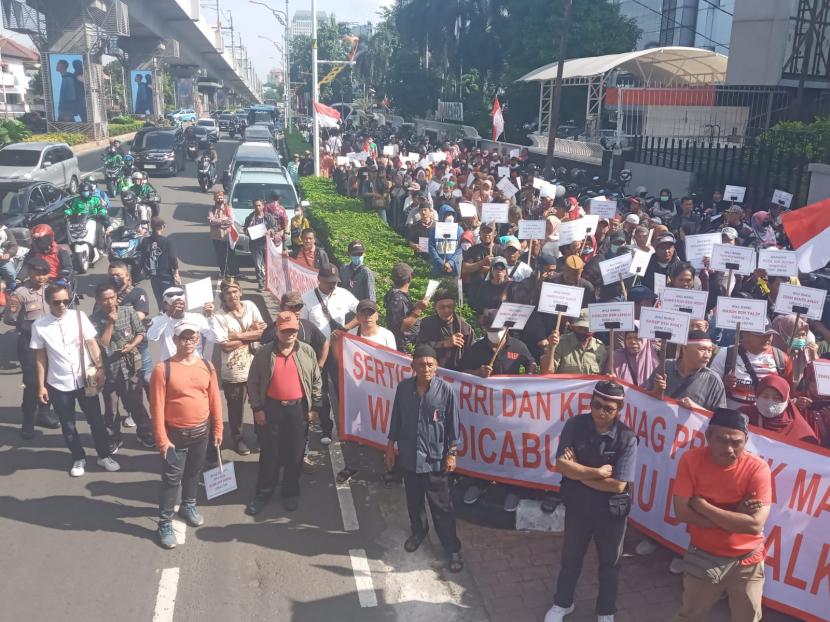 Koalisi Rakyat Antimafia Tanah (Kramat) bersama dengan para pemilik dan ahli waris tanah adat kampung Bojong-Bojong Malaka, Kelurahan Cisalak, Depok, Kamis (9/2/2023) menggelar aksi unjuk rasa. 