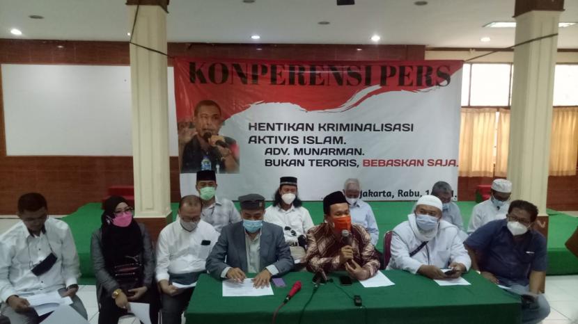 Koalisi Sahabat Munarman menggelar Konferensi Pers Pernyataan Sikap Terbuka atas Fitnah, Kriminalisasi dan Terorisasi terhadap Munarman, di Masjid Baiturrahman, Jakarta Selatan, Rabu (1/9).