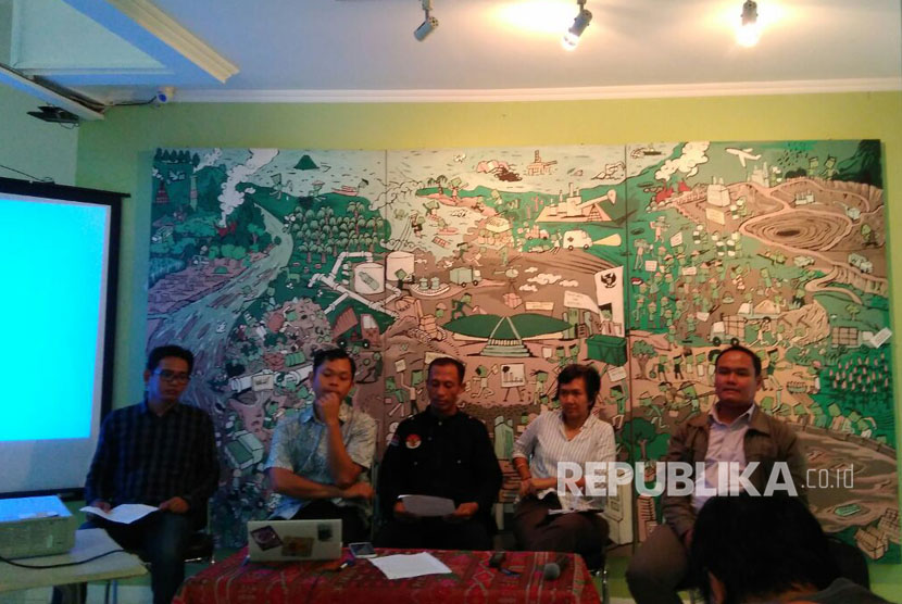 Coalision to Save Jakarta Bay (KSTJ) hoped Jakarta's government would stop the Jakarta Bay reclamation to honour the Administrative Court verdict, Walhi Building, Tuesday (March 21), 