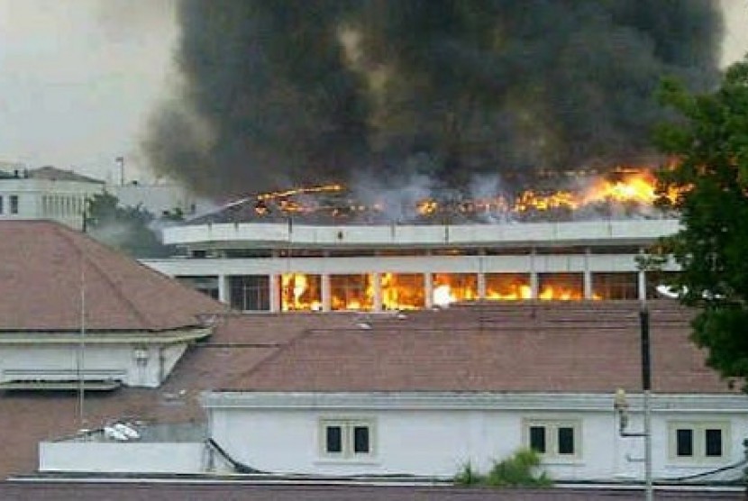 Kobaran api dan asap hitam terlihat menjalar di Gedung Sekretariat Negara di Kompleks Istana pada Kamis (21/3)
