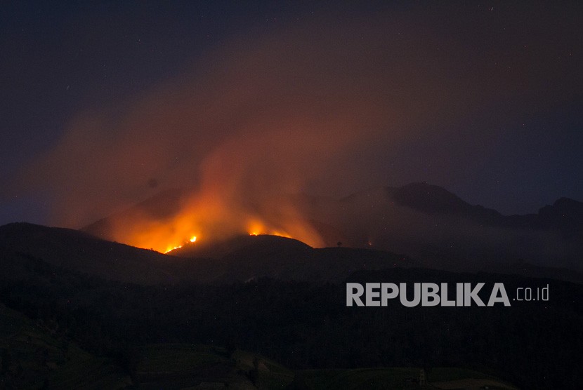 Kobaran api kebakaran hutan di Gunung Merbabu terlihat dari Selo, Boyolali, Jawa Tengah, Jumat (13/9/2019). 