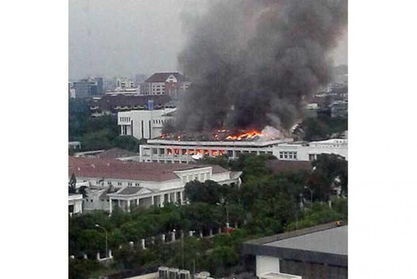 Kobaran api membakar Gedung Sekretariat Negara di Kompleks Istana, Jakarta, Kamis (21/3).