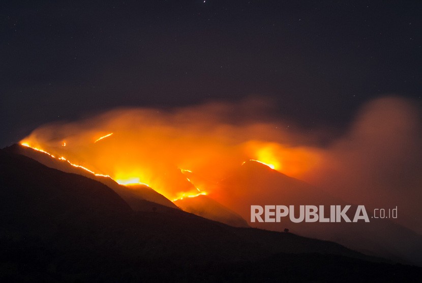 Kobaran api membakar hutan di kawasan puncak Gunung Merbabu terlihat dari Selo, Boyolali, Jawa Tengah, Kamis (12/9/2019).
