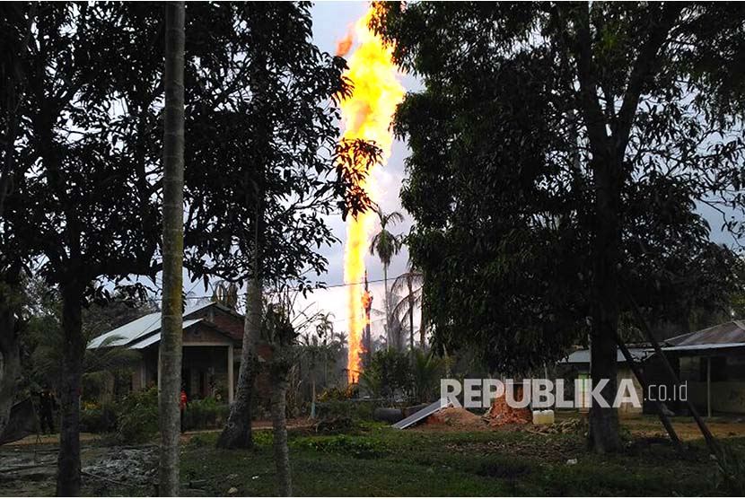 Kobaran api membubung tinggi di lokasi kebakaran sumur minyak illegal di Desa Pasi Puteh, Rantoe Peureulak, Aceh Timur, Aceh, Rabu (25/4). 