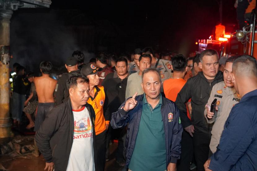 Kobaran api membumbung tinggi di Dusun I Talang Leban Kecamatan Batang Hari Leko Kabupaten Musi Banyuasin, Kamis (15/12/2022) malam sekira pukul 19.00 WIB. 