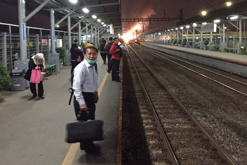 Kobaran api terlihat dari kereta yang menuju Stasiun Rawa Buntu, Serpong, Tangerang Selatan, Selasa (3/11).