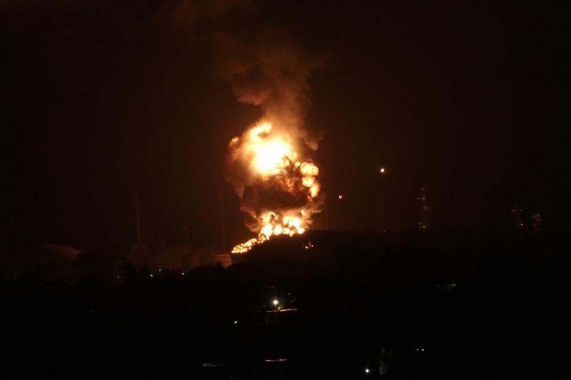 Kobaran api terlihat di tangki kilang PT Pertamina Internasional Unit Cilacap, Jawa Tengah, Sabtu (13/11/2021).