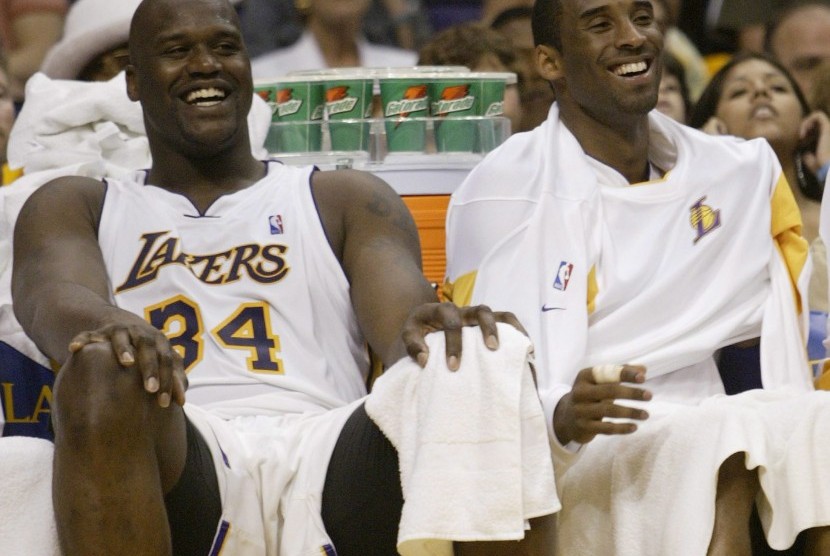    Kobe Bryant (kanan) tertawa bersama rekan setimnya Shaquille O