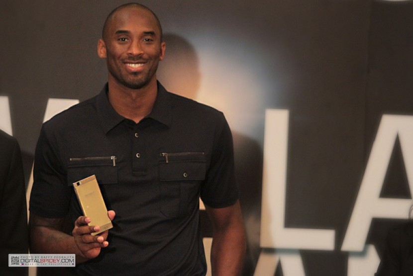 Handuk Kobe Bryant yang dipakai dalam pidato perpisahan di NBA pada 2017 terjual Rp 541 Juta.