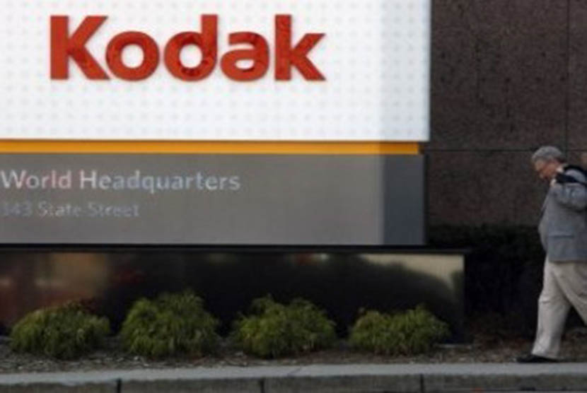Saham perusahaan multinasional Eastman Kodak Co turun sekitar 40 persen pada Senin (10/8), mencatatkan penurunan terburuk dalam satu hari. Penurunan terjadi satu hari setelah pemerintah Amerika Serikat (AS) memblokir pinjaman 765 juta dolar AS kepada perusahaan karena dugaan fraud oleh para eksekutif.