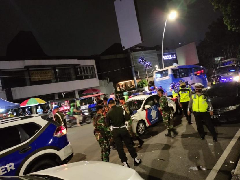 Kodam Jaya dan Polda Metro Jaya gelar patroli bersama di Jakarta pada Kamis (25/2) malam WIB.