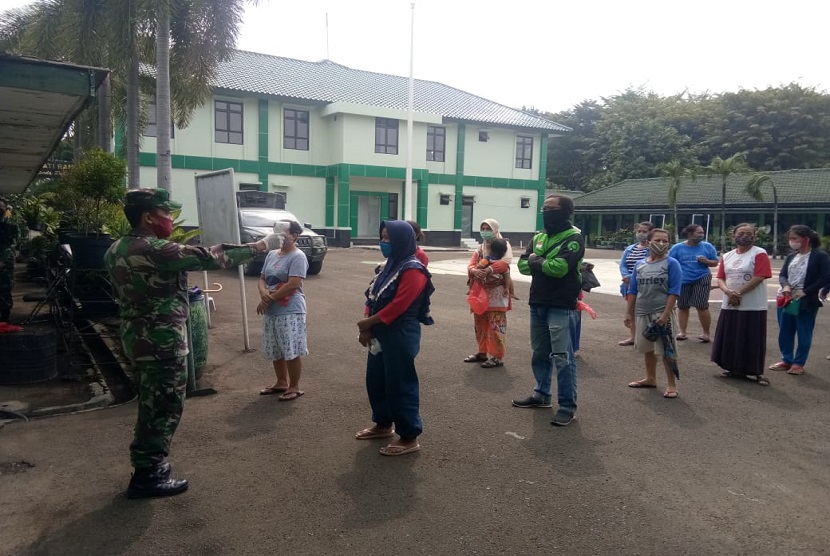 Kodim 0506/Tangerang tengah menyalurkan beras kepada warga terdampak virus corona atau COVID-19 melalui mesin ATM Beras.