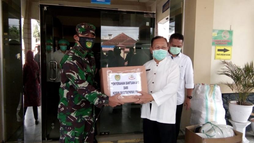 Kodim 0612/Tasikmalaya menyerahkan bantuan ke RSUD dr Soekardjo Kota Tasikmalaya, Kamis (14/5). 