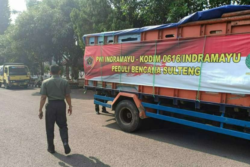  Kodim 0616 Indramayu bersama PWI Indramayu menyerahkan bantuan untuk korban bencana Tsunami Palu, Donggala Sulteng ke Makodam/III Siliwangi. 