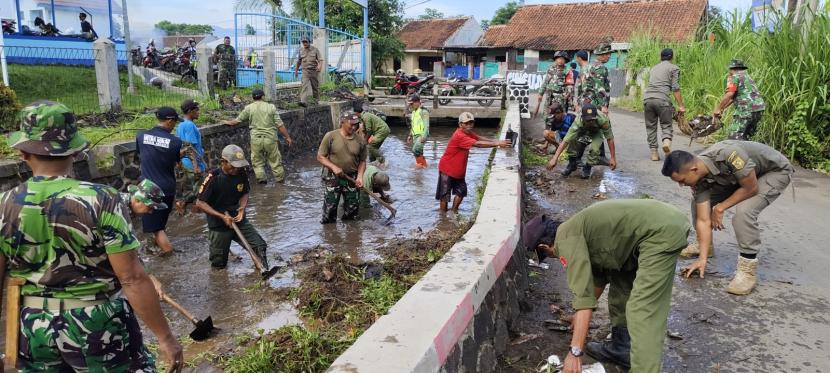 Kodim 0621/Kabupaten Bogor melaksanakan kegiatan bersih-bersih lingkungan dan juga penanaman pohon di lahan kritis secara serentak di jajaran koramil Kodim Kabupaten Bogor. Kegiatan tersebut diikuti oleh 24 Koramil.