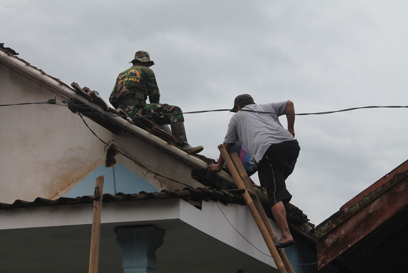 Kodim 0824 melaksanakan karya bakti bersama Polri, relawan dan masyarakat pasca bencana puting beliung di Mumbulsari. Jember.