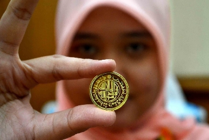 Koin dinar (ilustrasi). Dinar Islam pernah menjadi mata uang perkasa 