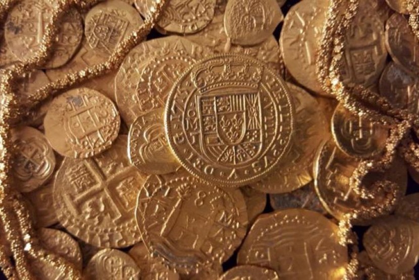 Koin emas yang ditemukan dari kapal Spanyol yang tenggelam di laut.