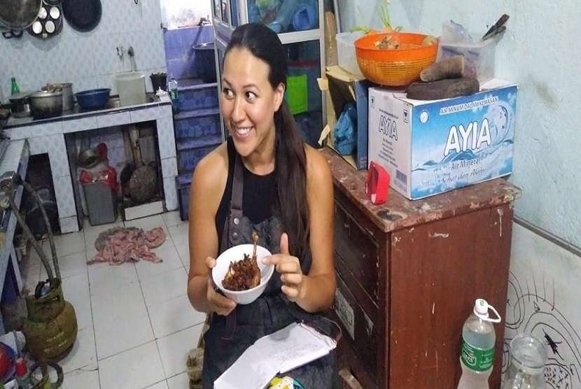 Koki asal London keturunan Indonesia-Australia, Lara Lee ketika belajar memasak rendang