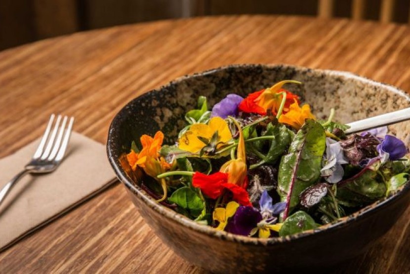 Koki asal Melbourne Ben McMenamin ingin ada perubahan positif bagaimana orang menikmati makanan. Semangku salad ini contohnya.