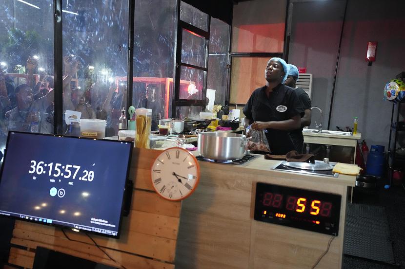 Koki asal Nigeria, Hilda Effiong Bassey memecahkan rekor dunia setelah memasak tanpa henti selama 100 jam.