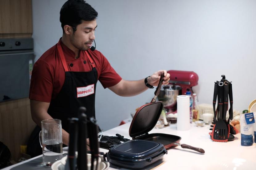 Koki Tanah Air, Chef Firdaus tengah memeragakan demo memasaka di Jakarta.