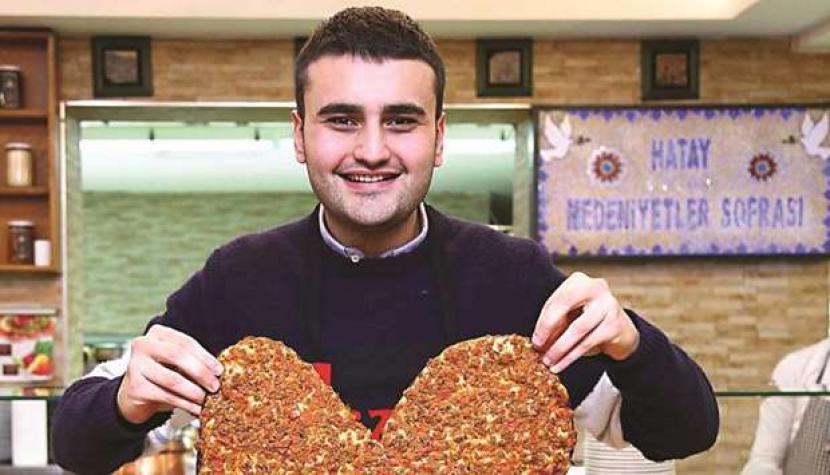 Koki Selebgram Turki Kunjungi Pakistan. Koki Turki terkenal Burak Ozdemir, yang dikenal dengan masak porsi besar makanan Timur Tengah di seluruh dunia, tiba di Pakistan, Sabtu (31/10). 