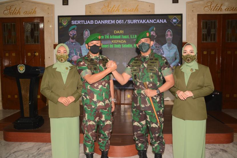 Kol Inf Rudy Saladin (kanan) melakukan salam komando dengan Brigjen TNI Achmad Fauzi usai dilantik menjadi Danrem 061/Surya Kencana Bogor.