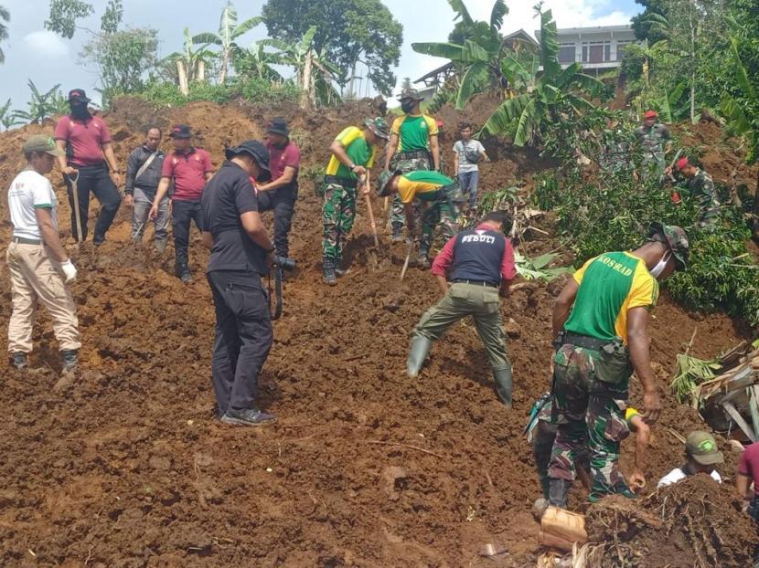 Kolaborasi AGP dengan TNI-Polri-BNPB di lokasi gempa Cianjur, Jawa Barat.