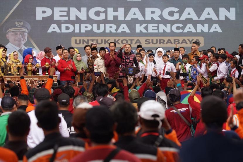 Kolaborasi dalam menjaga lingkungan mengantarkan Surabaya meraih 14 penghargaan dalam bidang lingkungan.