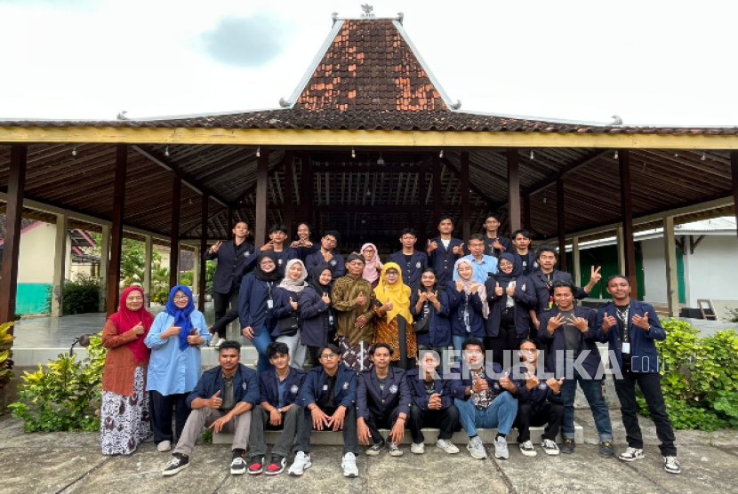 Kolaborasi dosen dan mahasiswa AKPRIND University dan UGK melaksanakan KKN-PMM.